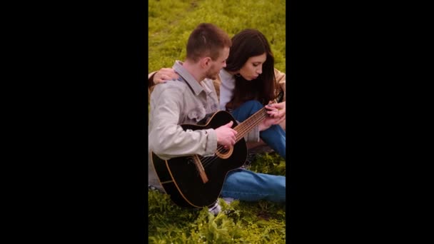 Man Spelar Gitarr Utomhus Camping Njuter Natur Musik Och Friluftsliv — Stockvideo