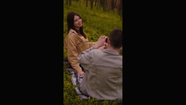 Kız Arkadaşının Fotoğrafını Çekiyordu Gençlik Aşkı Arkadaşlık Kamp Açık Hava — Stok video