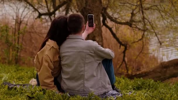 Holka Kluk Berou Selfie Chytrým Telefonem Když Procházejí Parku Turistické — Stock video