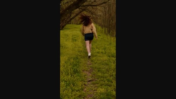 年轻的少女跑过森林 推广移动健身应用和健康的生活方式 青少年运动服和鞋类 以及户外冒险活动的装备 — 图库视频影像