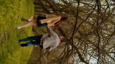 Genç bir çift ormanda el ele koşuyor, aktif bir yaşam tarzı ve turizmi somutlaştırıyorlar. Moda markalarından gençlik kıyafetleri, ergenlik modası, aşk ve arkadaşlık yayıyorlar..