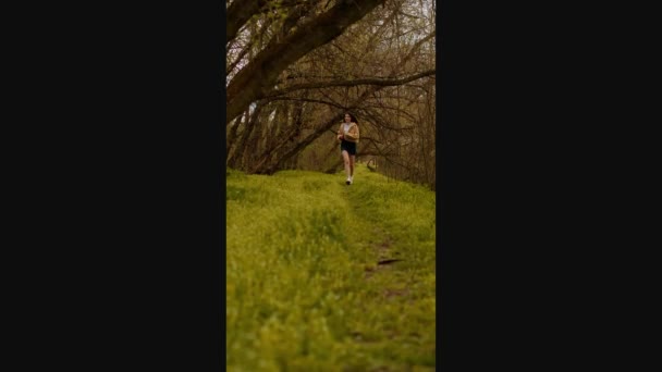 Jovem Adolescente Corre Pela Floresta Promovendo Aplicativos Móveis Fitness Estilo — Vídeo de Stock