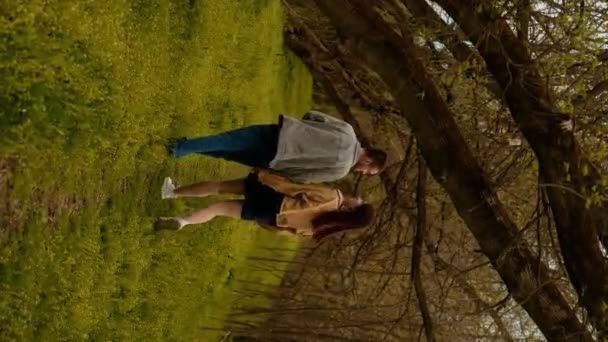 Молода Пара Проходить Через Ліс Повертаючись Камери Демонструючи Підліткове Кохання — стокове відео