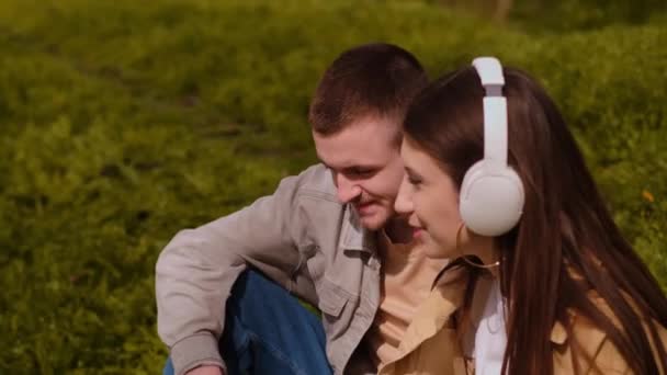 Junge Leute Hören Draußen Musik Und Genießen Gemeinsam Melodien Ein — Stockvideo