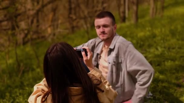 Jeune Homme Photographiant Petite Amie Dans Nature Capturant Moment Détente — Video