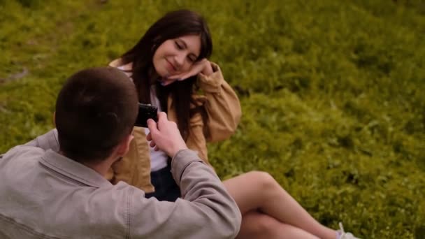 Fiatal Férfi Fotózza Barátnőjét Természetben Megragadja Pihenés Pillanatát Idegenforgalmi Helyek — Stock videók