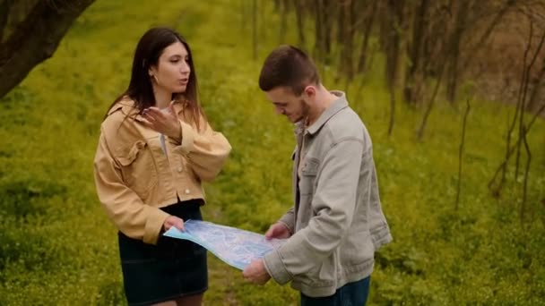 Молодая Пара Картой Лесные Путешественники Найти Свой Путь Навигационные Инструменты — стоковое видео