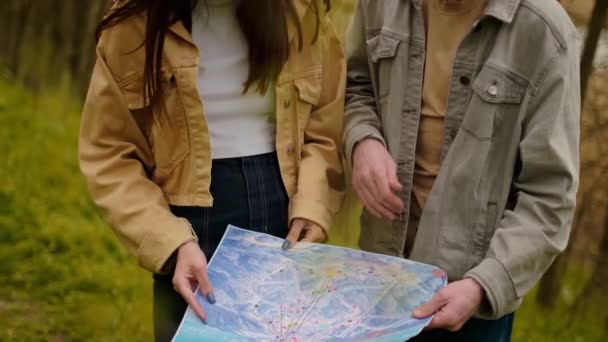 Reisende Med Kart Skogsterreng Turoperatører Geolokasjon Navigasjonsapper Utendørsaktiviteter Som Fremmer – stockvideo