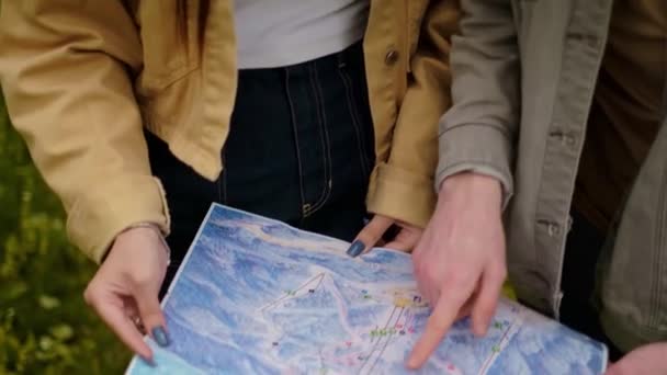 Voyageurs Avec Une Carte Main Terrain Boisé Tours Tour Opérateurs — Video