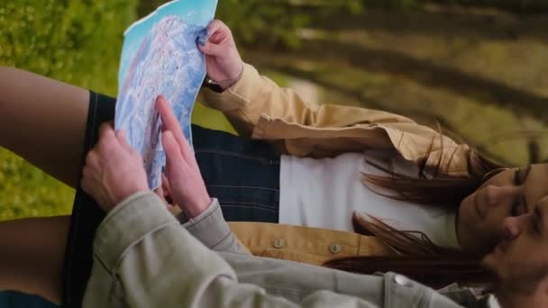 Egy Fiú Egy Lány Egy Térképpel Kezében Erdőben Navigációs Alkalmazások — Stock videók