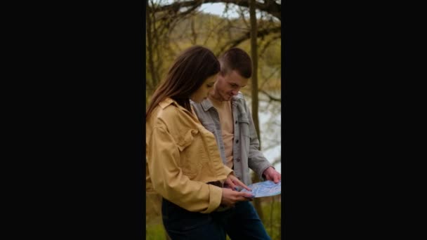 Ein Mann Und Ein Mädchen Mit Einer Landkarte Der Hand — Stockvideo