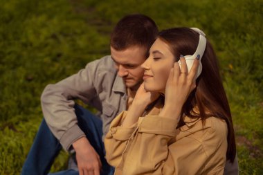 Tatilde olan genç bir çift, akıllı telefonuyla adamın fotoğrafını çeken bir kız. Açık havada fotoşop, gençlik aşkı, güzel doğalı seyahat yerleri..