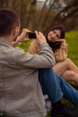 Bir adam telefonunda kız arkadaşının fotoğrafını çekiyor. Genç bir çift ormanda kamp yapıyor, açık havada eğleniyor ve maceralar yaşıyor. Sevgililer Günü