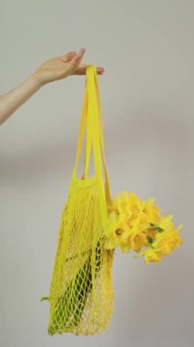 Çantalarda çiçek buketi, çiçek aranjmanlarını ve hizmetleri desteklemek, güzelliği, tazeliği ve özel taşıma araçlarının kolaylığını vurgulamak..