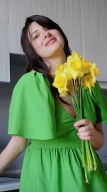 Buket tutan genç bir kadın, kokusundan keyif alan, doğum günleri için mükemmel bir hediye, Anneler Günü, Sevgililer Günü ve 8 Mart. Hediye duyguları ve tezahürat