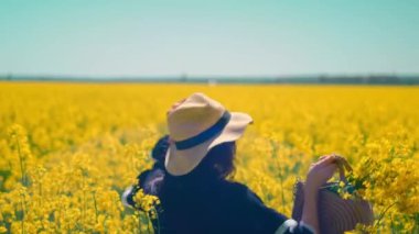 Yeşil elbiseli zayıf kız çantalı, sarı arka planda. Eşsiz el yapımı ürünler ve eşyalar.