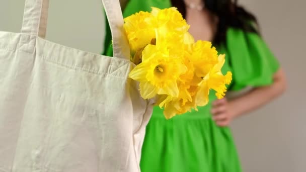 Žena Nese Tašku Kyticí Uvnitř Žluté Narcisy Donáška Květin Pro — Stock video