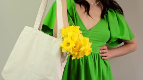 소녀는 내부에 꽃다발이있는 가방을 보유하고 이벤트 계획자 제공을 포함하여 손님을위한 — 비디오