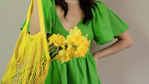 Menina Carrega Sacola Com Buquê Embalagem Floral Celebrando Primavera Março — Vídeo de Stock