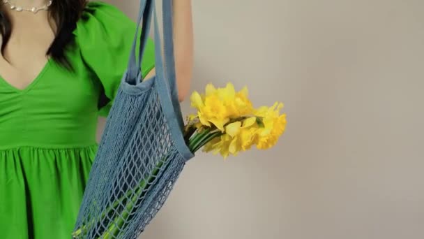 Close Sacola Com Flores Interior Florista Segurando Buquê Perfeito Para — Vídeo de Stock
