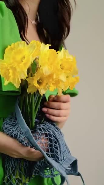 Kwiaciarnia Posiada Zapakowane Kwiatowy Układ Opakowanie Torba Tote Koncepcja Dzień — Wideo stockowe