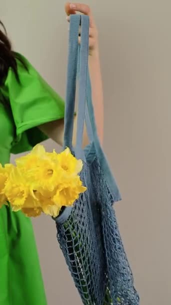 Çiçekçi Paketli Çiçek Aranjmanı Çanta Ambalajı Anneler Günü Için Konsept — Stok video