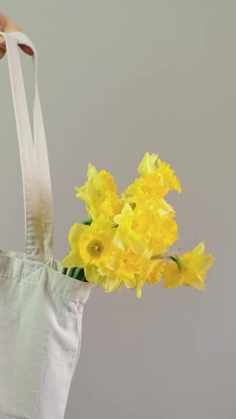 Biała Torba Shopper Bukietem Kwiatów Wewnątrz Dziewczyna Trzyma Szarym Tle — Wideo stockowe