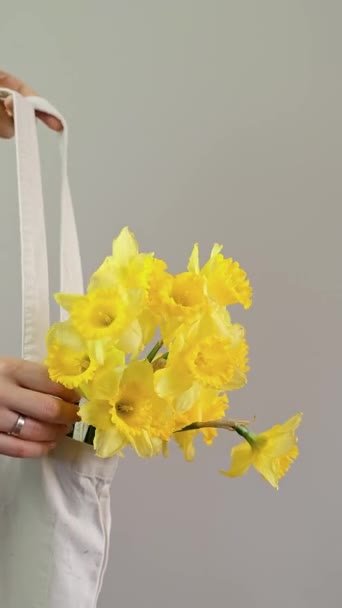Chica Colocando Flores Bolso Entrega Flores Nuevo Abrigo Floral Para — Vídeo de stock