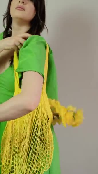 Дівчина Несе Сумку Букетом Квітковою Упаковкою Святкуванням Весни Березня Концепцією — стокове відео
