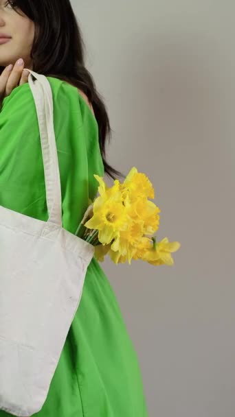 여자는 꽃다발과 가방을 노란색 Daffodils 로맨틱 순간을 — 비디오