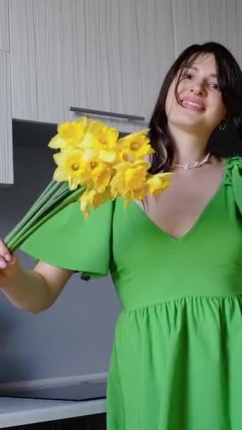 Radostné Dívčí Tance Kyticí Donáška Květin Slavnostní Příležitosti Jako Března — Stock video