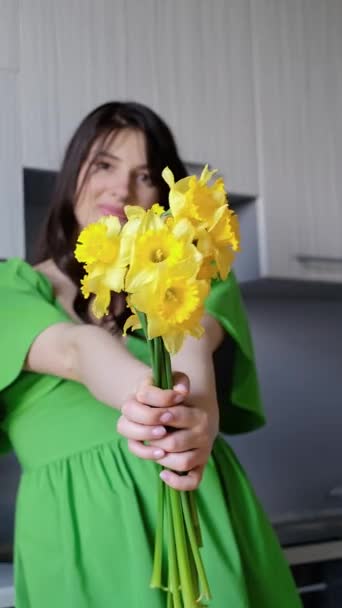 年轻女人捧着花束 享受着它们的芬芳 完美的生日礼物 母亲节 情人节和三月八日 礼物的情感和欢呼 — 图库视频影像