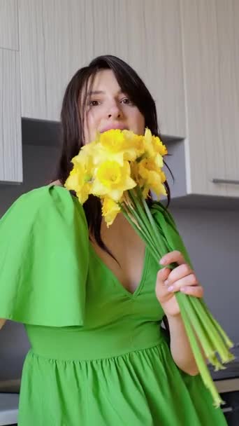 Радісна Дівчина Танцює Букетом Доставкою Квітів Святкуючи Такі Випадки Березня — стокове відео