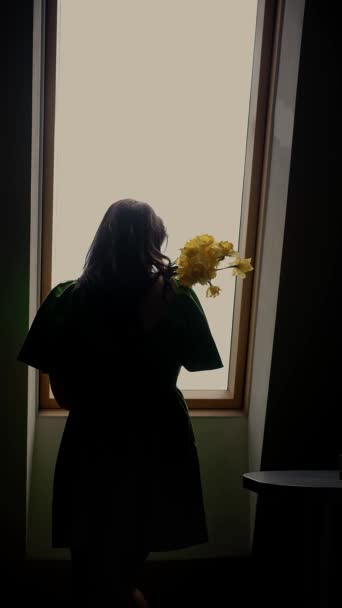 Uma Visão Perfil Uma Mulher Junto Janela Com Buquê Flores — Vídeo de Stock