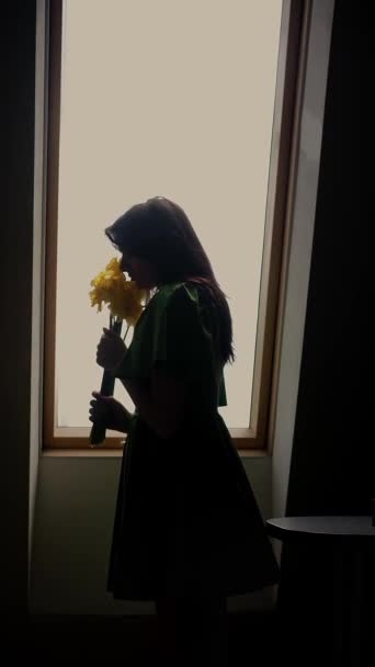 Portrét Ženy Šatech Držící Kytici Květin Přijímající Květinářství Doma Svátky — Stock video