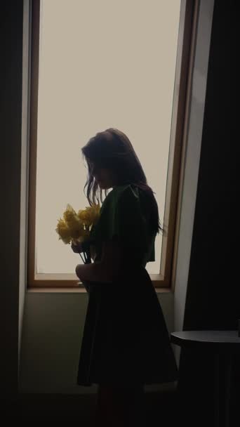 Retrato Uma Mulher Vestido Segurando Buquê Flores Recebendo Entrega Flores — Vídeo de Stock