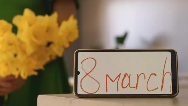 一个标有 三月八日 字样的手机 展示了送花给爱人的便利性和便利性 — 图库视频影像