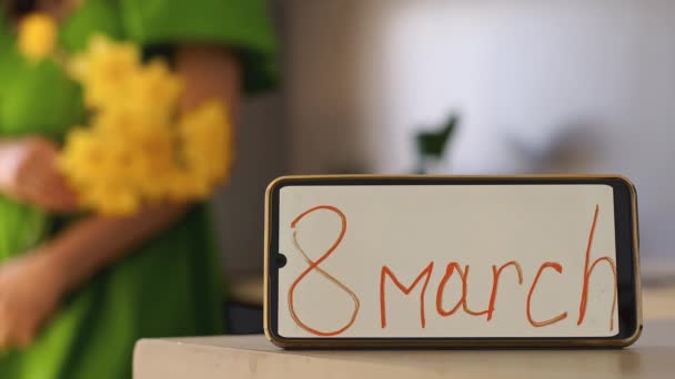 Mobile Phone Inscription March 8Th Showcasing Convenience Accessibility Gifting Flowers — Stock Video