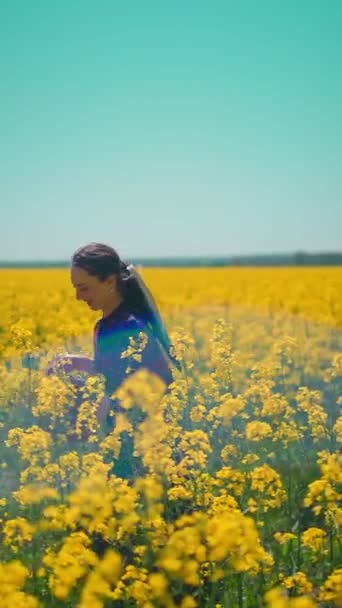 Молода Жінка Довгій Сукні Біжить Шляху Поруч Жовтим Квітковим Полем — стокове відео