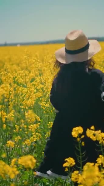穿着草帽和黑色衣服的女孩在田里跑来跑去 提着编织的海滩袋 手工配饰的真实性和独特性 — 图库视频影像