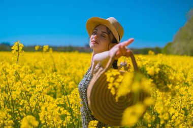 Kadın tarafından tutulan yuvarlak dokuma çanta, el yapımı zanaatkar ürün, sergilenen zanaat, gelişmekte olan işletmeler için ideal..