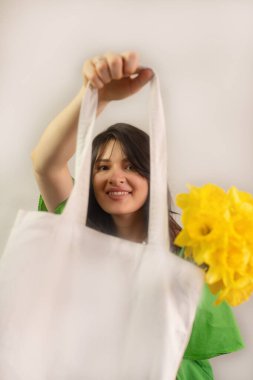 Çantalarda çiçek buketi, çiçek aranjmanlarını ve hizmetleri desteklemek, güzelliği, tazeliği ve özel taşıma araçlarının kolaylığını vurgulamak..