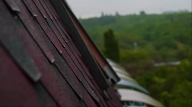 Çatı inşaatı ve onarımında şirketimiz hava koşullarına karşı güvenilir bir koruma sağlar ve uzun süreli çatıları garanti eder..