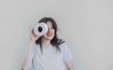 Tuvalet kağıdı ruloları, seyahat ve kamp için kullanışlı. Vahşi doğada rahatlık ve hijyen ön plana çıkar..