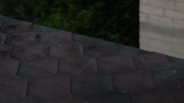 Tavan manzarası, sağanak yağmurlu dolu çatıya yağan dolu, şiddetli fırtına.. 