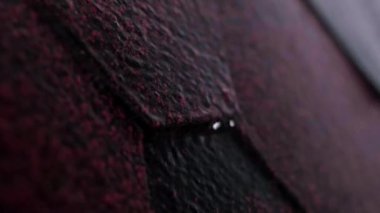 Şiddetli yağmur, bir evin kırmızı çatısı, çatıdan akan yağmur damlaları, çatı endüstrisi..