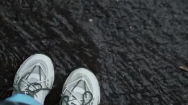 Su birikintisinde yürüyen, su geçirmez ve nefes alınabilir giysiler, ayakkabılar ve açık hava aktiviteleri için aksesuarlar.