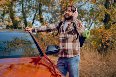 Araba turlarında ve yolculuklarda, kulaklıklar sürücülerin uzun yolculuklarda müzikten zevk almalarına yardımcı olur..