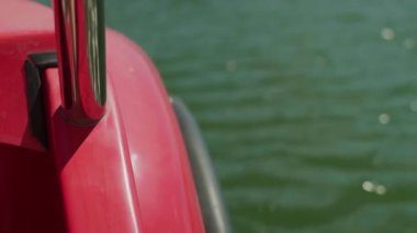 Güneş ışığıyla ışıldayan su manzarası katamaran yelkenciliği, sudaki aktif yaşam tarzının bir örneği..