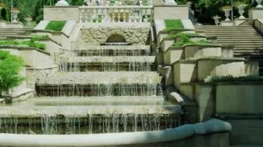 Taş basamaklardan taştan akan suyla dolu büyük bir çeşme. Rahatlama ve meditasyon için suyun yanında olmanın faydaları..